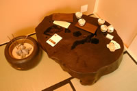 九谷焼の器とテーブル